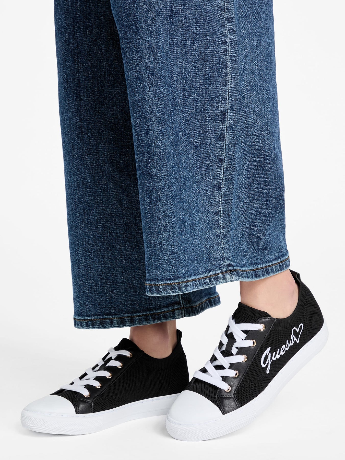 Guess Women Laidie Knit Low-Top